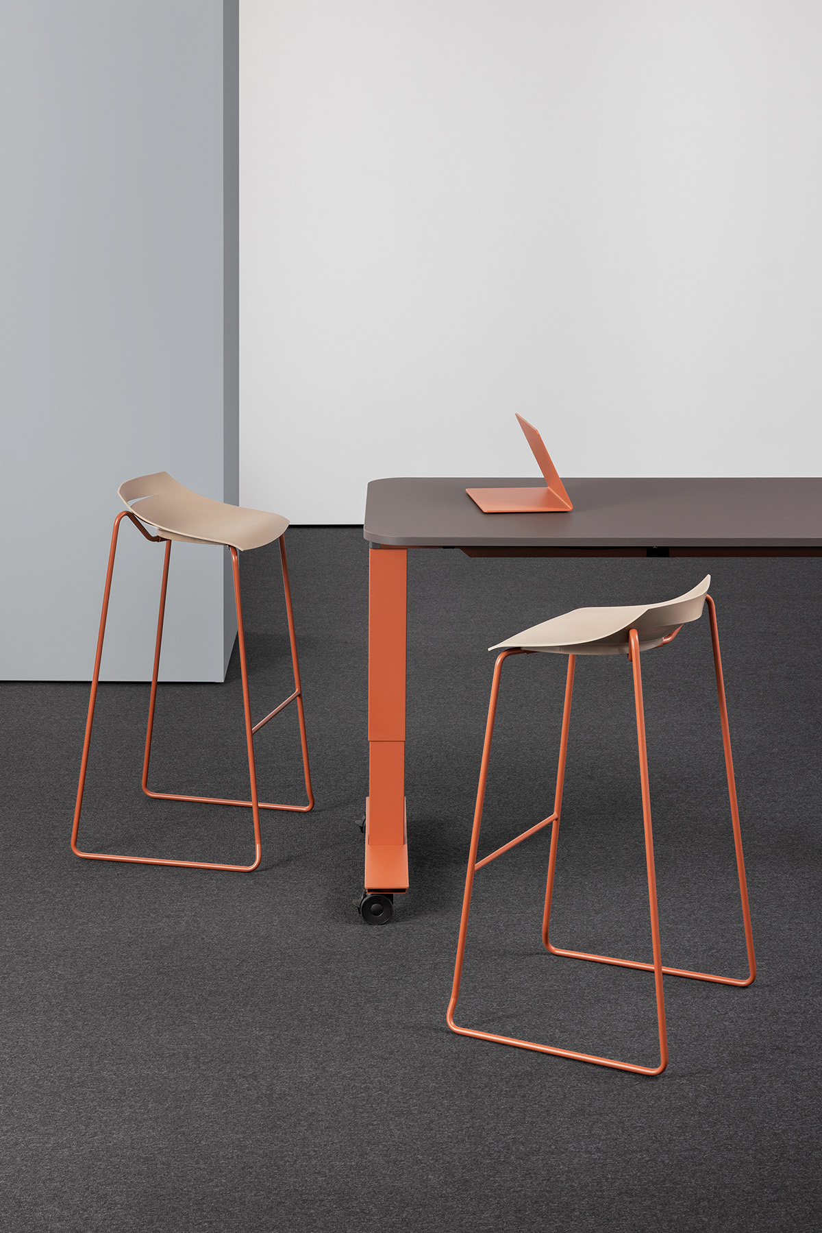 Follow tilting monocromatico tavolo