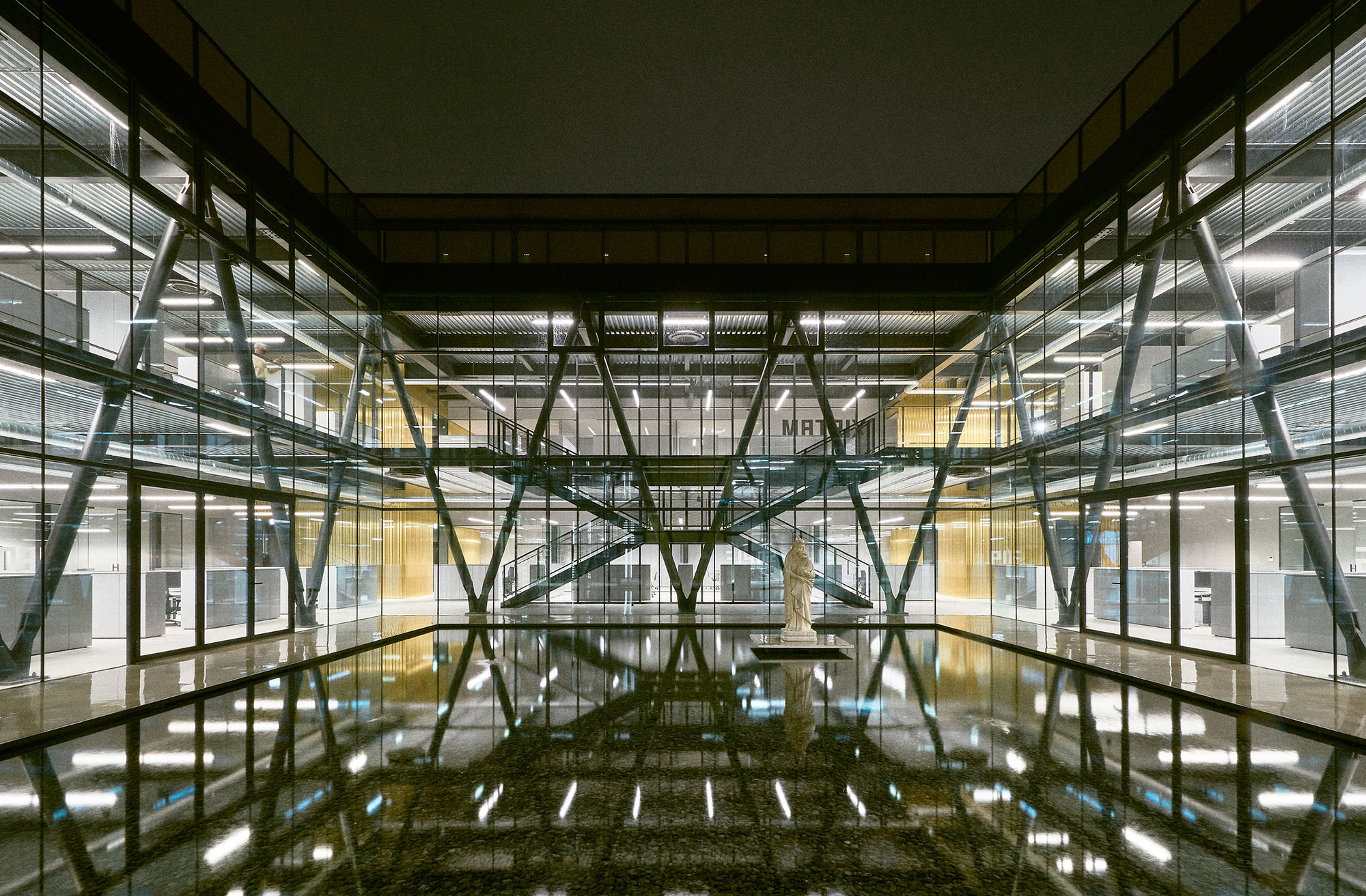 Mara golden goose showroom Milano