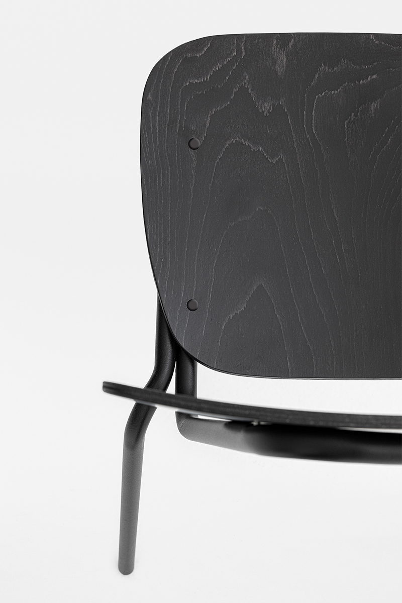 Simple wood chair sedia